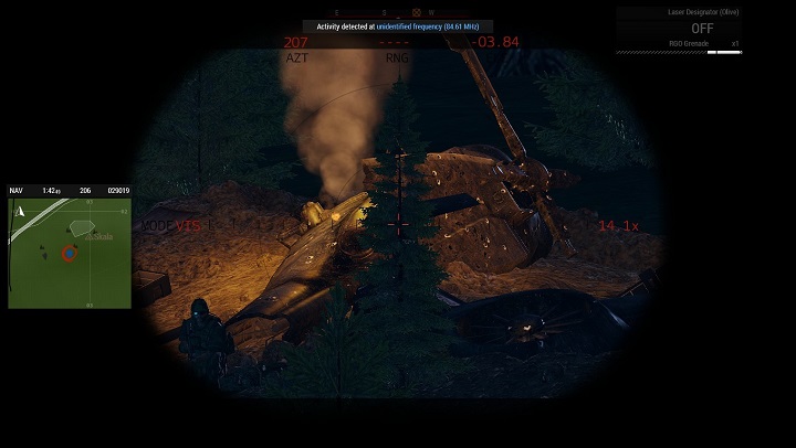 Po około dwóch-trzech minutach LDF przy wraku powinien być historią - zacznij zakłócać drona, podejdź do niego od tyłu, dezaktywuj go, po czym ruszaj pod rozbity śmigłowiec (6) - Misja 4 - Zjawisko Anomalne (Anomalous Phenomena) | ArmA 3 Contact - Arma III - poradnik do gry