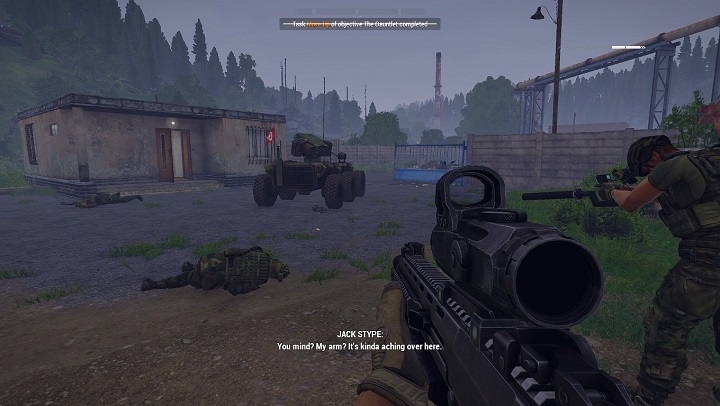 Gdy znajdziesz swoich, podejdź do drona, użyj akcji by przekonać się, że dostanie się do panelu jest niemożliwe, po czym zgodnie z sugestią naszego kolegi, rusz do budynku (2) na lewo od maszyny; znajduje się tam terminal, który pozwala na wyłączenie drona - Misja 1 - Fałszywie Ujemny (False Negative) | ArmA 3 Contact - Arma III - poradnik do gry