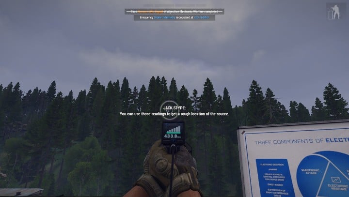 Jack nauczy nas jak wyszukiwać sygnały i jak zagłuszać drony. - Misja 1 - Fałszywie Ujemny (False Negative) | ArmA 3 Contact - Arma III - poradnik do gry