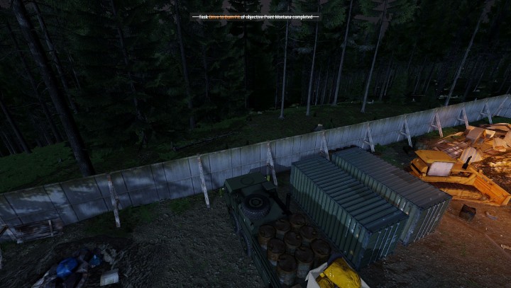 Owy wygląda następująco - on odwróci uwagę strażników, a my mamy wykorzystać ten moment na wymknięcie się - Misja 2 - Cisza w Eterze (Going Dark) | ArmA 3 Contact - Arma III - poradnik do gry