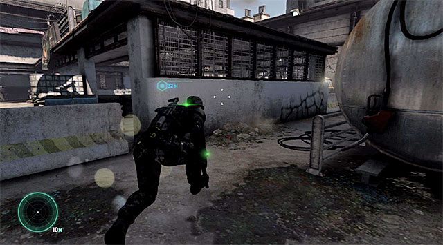 Drugi plan zakłada podjęcie przeprawy przez prawą część dziedzińca - Przedostanie się do wnętrza komisariatu | Misja 1 - Kryjówka - Tom Clancys Splinter Cell: Blacklist - poradnik do gry