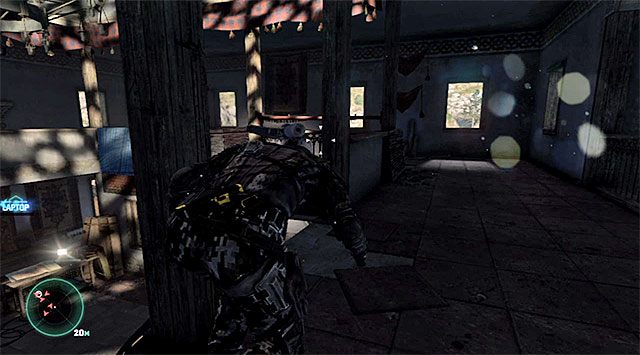 Ustaw się przy bramie wejściowej i ostrożnie ją otwórz - Dotarcie do miejsca pobytu kupca | Misja 2 - Forteca partyzantów - Tom Clancys Splinter Cell: Blacklist - poradnik do gry