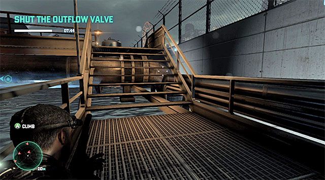 Musisz teraz powrócić do miejsca, w którym rozpocząłeś wcześniej eksplorację obszaru na prawo od pomieszczenia kontrolnego - Zakręcenie zaworu odpływu | Misja 3 - Amerykańska konsumpcja - Tom Clancys Splinter Cell: Blacklist - poradnik do gry