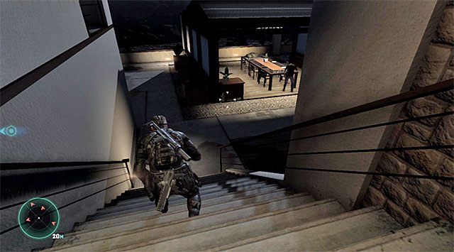 Zachowaj ostrożność ponieważ zbliżasz się do obszaru, w którym możesz zostać wykryty przez wspomnianego wcześniej drugiego psa obronnego - Dotarcie do szopy narzędziowej | Misja 4 - Prywatna posiadłość - Tom Clancys Splinter Cell: Blacklist - poradnik do gry