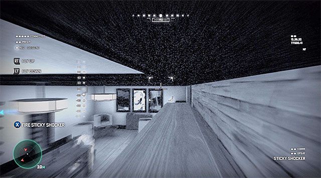 Zaczekaj aż przeciwnicy rozejdą się i dopiero wtedy przeleć przez wspomniany wyżej otwór - Zdetonowanie ładunku EMP przy skrzynce z bezpiecznikami | Misja 4 - Prywatna posiadłość - Tom Clancys Splinter Cell: Blacklist - poradnik do gry