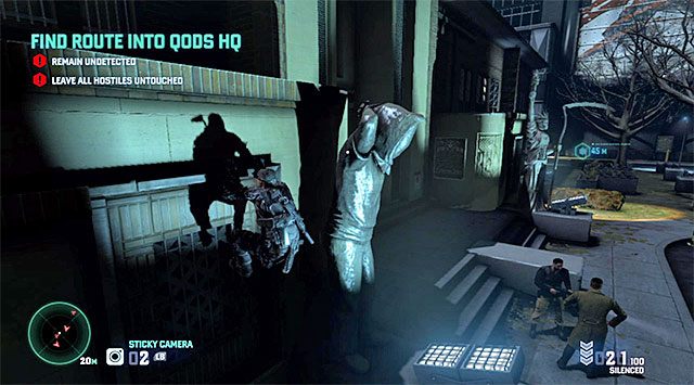 Zaczekaj aż pierwszy z wartowników minie Cię od prawej strony i ostrożnie przejdź pod pierwszą kamerą, trzymając się jak najbliżej ściany lewego budynku - Przedostanie się do wnętrza centrum dowodzenia | Misja 6 - HQ wydziału specjalnego - Tom Clancys Splinter Cell: Blacklist - poradnik do gry