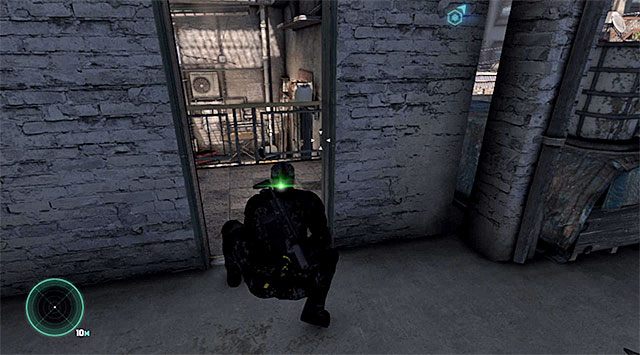 Podejdź do krawędzi i zwróć uwagę na widocznego w oddali nowego przeciwnika - Dotarcie w okolice posterunku policji | Misja 1 - Kryjówka - Tom Clancys Splinter Cell: Blacklist - poradnik do gry