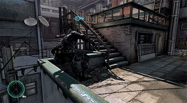 Aktualny cel podróży to pokazane na screenie drugie drewniane schody - Dotarcie w okolice posterunku policji | Misja 1 - Kryjówka - Tom Clancys Splinter Cell: Blacklist - poradnik do gry