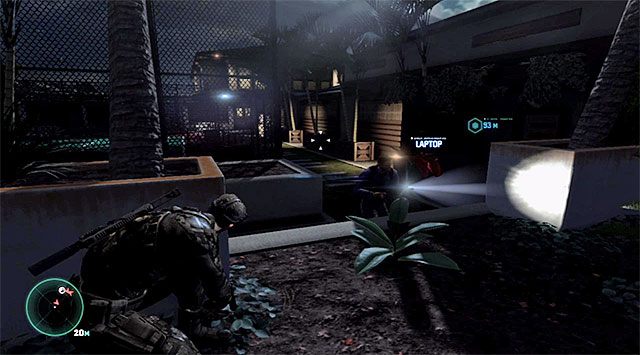 Przeciwnik sprawdzający okolice miejsca startu - Zinfiltrowanie terenów wokół posiadłości | Misja 4 - Prywatna posiadłość - Tom Clancys Splinter Cell: Blacklist - poradnik do gry
