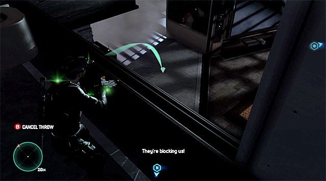 Nouri niestety nie zaczeka na Ciebie po tym jak zlikwidujesz obu wrogów z pierwszej grupy i automatycznie pobiegnie do głównego pomieszczenia posiadłości - Zneutralizowanie napastników | Misja 4 - Prywatna posiadłość - Tom Clancys Splinter Cell: Blacklist - poradnik do gry