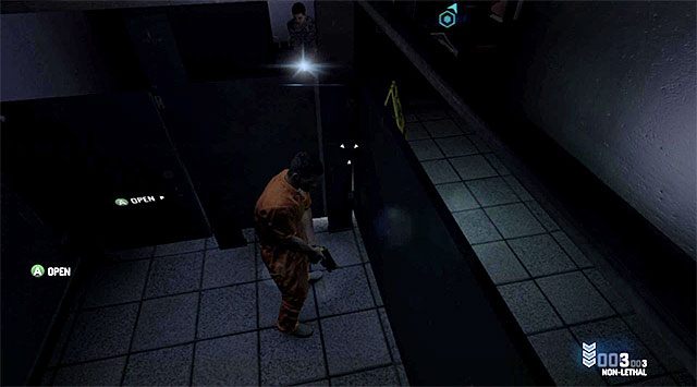 Szybko wejdź do prawej łazienki i koniecznie zamknij za sobą drzwi, albowiem w przeciwnym wypadku jeden ze strażników odnotowałby ten fakt i niepotrzebnie pozostał na dłużej w okolicy - Odzyskanie wyposażenia Fishera | Misja 8 - Ośrodek więzienny - Tom Clancys Splinter Cell: Blacklist - poradnik do gry