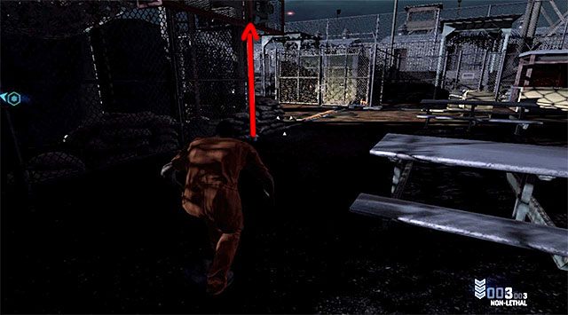 Zacznij od podbiegnięcia do najbliższego murku - Odzyskanie wyposażenia Fishera | Misja 8 - Ośrodek więzienny - Tom Clancys Splinter Cell: Blacklist - poradnik do gry