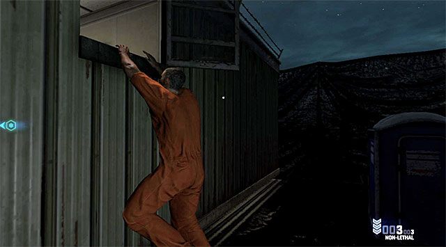 NIE wychylaj się zbyt szybko zza budki, gdyż po lewej stronie stoi zapewne nowy żołnierz i będzie on zapewne w Twoją stronę - Odzyskanie wyposażenia Fishera | Misja 8 - Ośrodek więzienny - Tom Clancys Splinter Cell: Blacklist - poradnik do gry