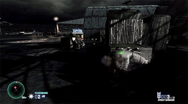 Tuż po odzyskaniu kontroli nad Fisherem wyrusz jak najszybciej prosto, omijając najbliżej zaparkowanego jeepa od prawej strony i skrywając się za skrzyniami znajdującymi się przed zniszczonym hangarem - Zneutralizowanie atakujących najemników | Misja 9 - Lotnisko - Tom Clancys Splinter Cell: Blacklist - poradnik do gry