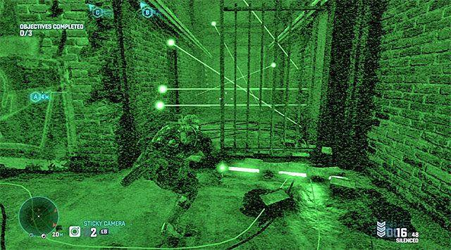 Jeżeli w okolicy przebywa komplet trzech przeciwników to powinieneś zdecydować się na przeprawę przez prawą część pomieszczenia, chwytając się rury zamontowanej przy suficie i następnie omijając wrogów od prawej strony - Misja 3 - Kryjówka hakerów | Dodatkowe misje - Grim | Splinter Cell Blacklist - Tom Clancys Splinter Cell: Blacklist - poradnik do gry