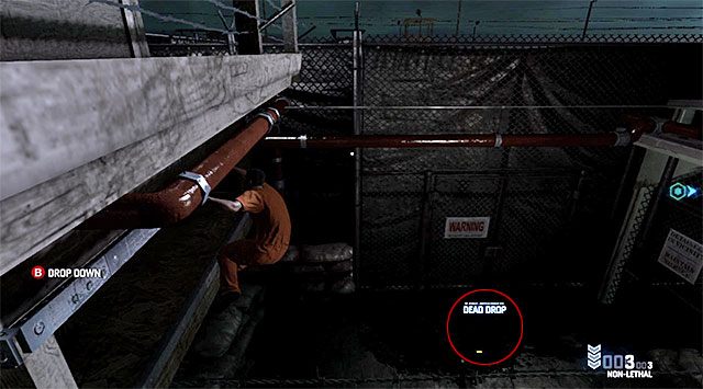 Paczka leży na balkoniku w jednym z początkowych obszarów obozu - Misje głównej kampanii | Paczki (Dead Drops) | Splinter Cell Blacklist - Tom Clancys Splinter Cell: Blacklist - poradnik do gry