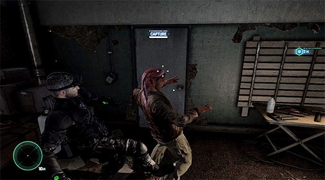 Polecam zaczaić się na przeciwnika przy oknie i zaczekać na odpowiedni moment - Misje głównej kampanii | Cele o dużym znaczeniu (High Value Targets) - Tom Clancys Splinter Cell: Blacklist - poradnik do gry