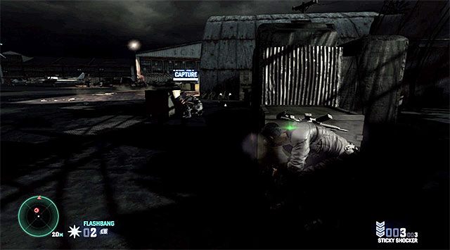 Zaczekaj za zasłoną na przybycie celu i dopiero wtedy zaatakuj przeciwnika - Misje głównej kampanii | Cele o dużym znaczeniu (High Value Targets) - Tom Clancys Splinter Cell: Blacklist - poradnik do gry