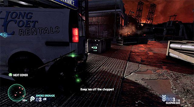 Złap się krawędzi i zacznij przemieszczać się w prawo, ponownie nie przejmując się przeciwnikami rozstawionymi na dole - Przedostanie się na teren gazoportu | Misja 11 - Terminal gazowy - Tom Clancys Splinter Cell: Blacklist - poradnik do gry