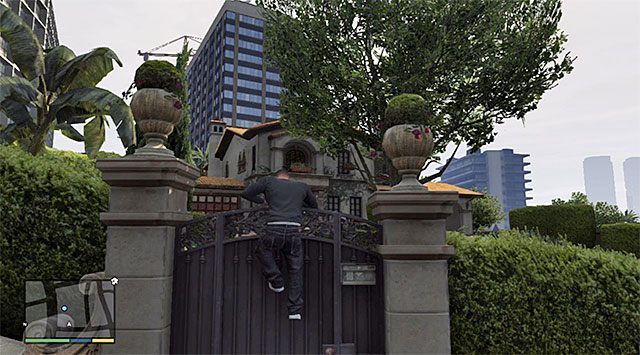 Dotrzyj do salonu samochodowego i podejdź do Simeona Yetariana, który powinien przebywać na placu przed wejściem do budynku - GTA 5: Komplikacje - solucja - GTA 5 - poradnik do gry