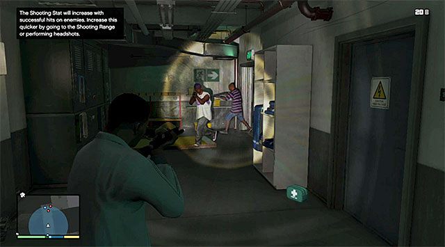 Uważaj na dwóch przeciwników, którzy przebiją się przez drzwi w pokazanym na screenie miejscu - GTA 5: Długaśna odsiadka - solucja - GTA 5 - poradnik do gry