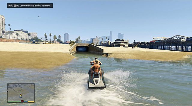 Ucieczkę skuterem rozpocznij od wpłynięcia do pobliskiego tunelu - GTA 5: Córeczka tatusia - solucja - GTA 5 - poradnik do gry