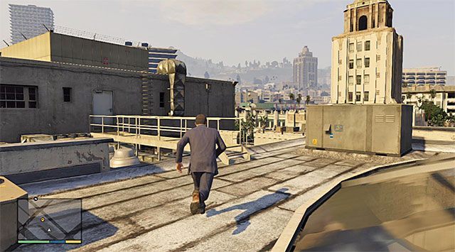 Musisz dotrzeć na przeciwległy koniec dachu - GTA 5: Sprawdzanie jubilera - solucja - GTA 5 - poradnik do gry
