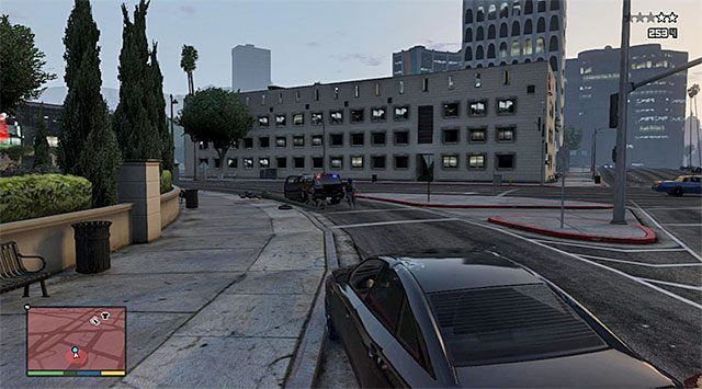 Uważaj na przeciwników, którzy mogą wysiąść z auta i otworzyć ogień z karabinów - GTA 5: Karabinki - solucja - GTA 5 - poradnik do gry