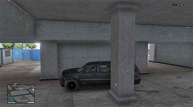 Jak się zapewne domyślasz musisz teraz uciec policyjnemu pościgowi (trzy gwiazdki) - GTA 5: Karabinki - solucja - GTA 5 - poradnik do gry