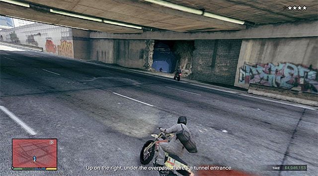 Wyjdź ze sklepu i po obejrzeniu krótkiej cut-scenki rozpocznij ucieczkę motocyklem (Maibatsu Sanchez) grając z powrotem jako Franklin - GTA 5: Robótka u jubilera - wariant głośny (Loud) - solucja - GTA 5 - poradnik do gry