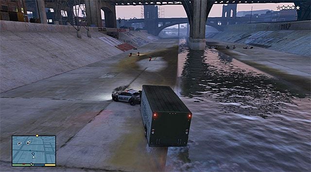 Gra wkrótce przyzna ci kontrolę nad Michaelem kontrolującym dużą furgonetkę (Vapid Benson) - GTA 5: Robótka u jubilera - wariant głośny (Loud) - solucja - GTA 5 - poradnik do gry