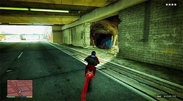 Wyjdź ze sklepu i po obejrzeniu krótkiej cut-scenki rozpocznij ucieczkę motocyklem (Maibatsu Sanchez) grając z powrotem jako Franklin - GTA 5: Robótka u jubilera - wariant sprytny (Smart) - solucja - GTA 5 - poradnik do gry