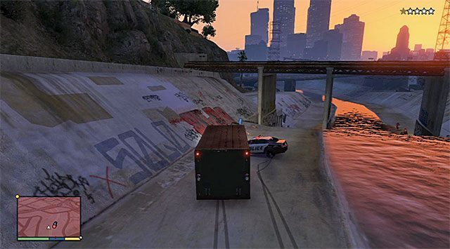 Gra wkrótce przyzna ci kontrolę nad Michaelem kontrolującym dużą furgonetkę (Vapid Benson) - GTA 5: Robótka u jubilera - wariant sprytny (Smart) - solucja - GTA 5 - poradnik do gry