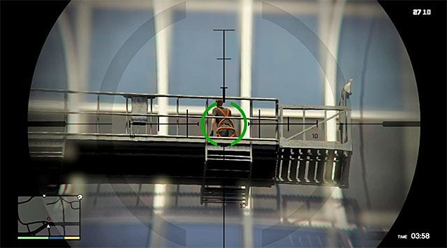 Trzeci skorumpowany przysięgły to robotnik wysokościowy, który przebywa w zachodnim Vinewood, przy wieży centrum medycznego (Elipse Medical Tower) - GTA 5: Multibójstwo - solucja - GTA 5 - poradnik do gry