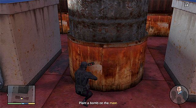 Jako Michael musisz skradać się po pokładzie i podkładać kolejne bomby - GTA 5: Skok na Merryweather, atak na frachtowiec (Freighter) - solucja - GTA 5 - poradnik do gry