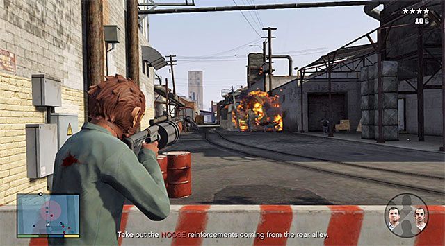 Grając jako Franklin najlepiej jest pilnować pokazanej na screenie bocznej alejki, w której dość szybko zaczną pojawiać się nowi wrogowie - GTA 5: Szybka robota 2 - solucja - GTA 5 - poradnik do gry