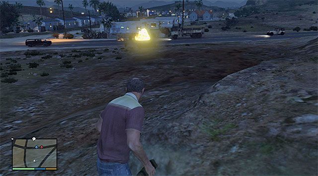 Możesz zdetonować bombę tuż przed pierwszym jeepem z konwoju lub go wysadzić - GTA 5: Osprzęt wojskowy - solucja - GTA 5 - poradnik do gry