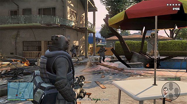 Niedługo po rozpoczęciu walk nad bankiem pojawi się policyjny śmigłowiec i dobrze byłoby go oczywiście szybko zestrzelić - GTA 5: Skok w Paleto - solucja - GTA 5 - poradnik do gry