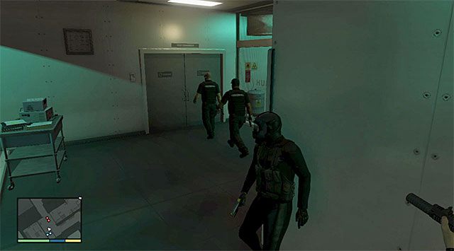 Możesz schować się lub zlikwidować osoby z patrolu - GTA 5: Małpie figle - solucja - GTA 5 - poradnik do gry