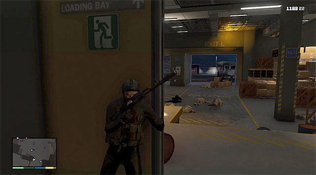 Uważaj na żołnierzy broniących wyjścia z budynku - GTA 5: Małpie figle - solucja - GTA 5 - poradnik do gry
