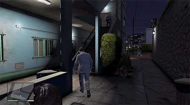 Zaczekaj aż woźny wejdzie do swojego mieszkania i dołącz do niego - GTA 5: Wymiatanie biura - solucja - GTA 5 - poradnik do gry