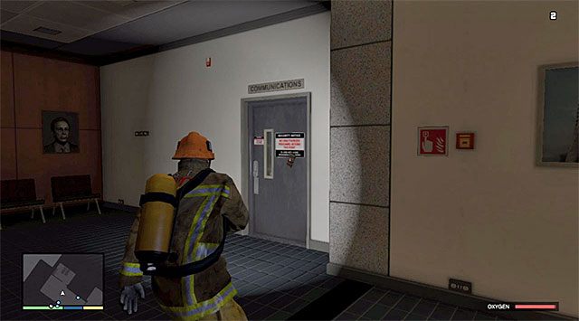 Po dotarciu na 53 piętro rozpocznij przemierzanie kolejnych pomieszczeń biurowych, kierując się w stronę zaznaczonej na radarze serwerowni - GTA 5: Napad na Biuro - użycie przebrań strażaków (Fire Crew) - solucja - GTA 5 - poradnik do gry