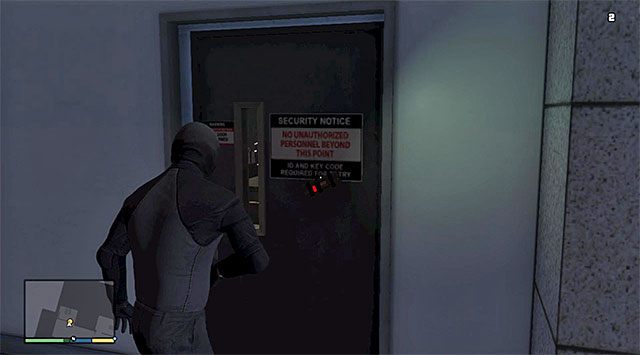 Zaczekaj aż uczestnikom napadu uda się przedostać do wnętrza wieżowca - GTA 5: Napad na Biuro, infiltracja od strony dachu (Roof Entry) - solucja - GTA 5 - poradnik do gry