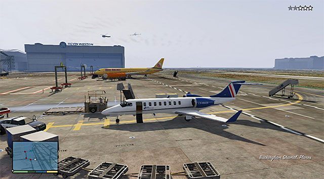 Lepszym w mojej ocenie pomysłem na zgubienie policyjnego pościgu jest skorzystanie z jednej z maszyn latających odnalezionych na lotnisku, na przykład z pokazanego na screenie odrzutowca - GTA 5: Problemy prawne - solucja - GTA 5 - poradnik do gry