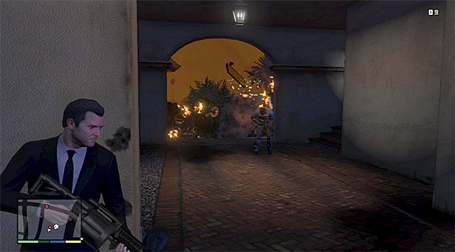 Warto wysadzać w powietrze auta stojące na podjeździe - GTA 5: Krach - solucja - GTA 5 - poradnik do gry