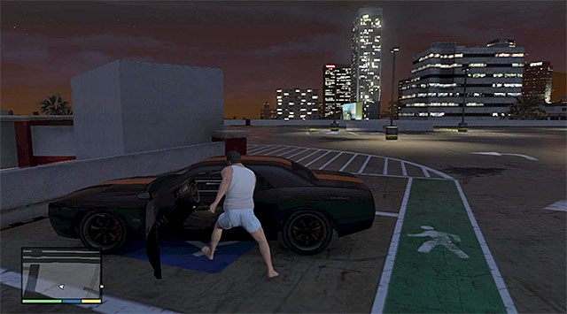Nie przejmuj się tym, że na mapie świata nie jest wyświetlana szczegółowa lokalizacja poszukiwanego auta, bo bezproblemowo odnajdziesz je we własnym zakresie - GTA 5: Gauntlet, Pillbox Hill - solucja - GTA 5 - poradnik do gry