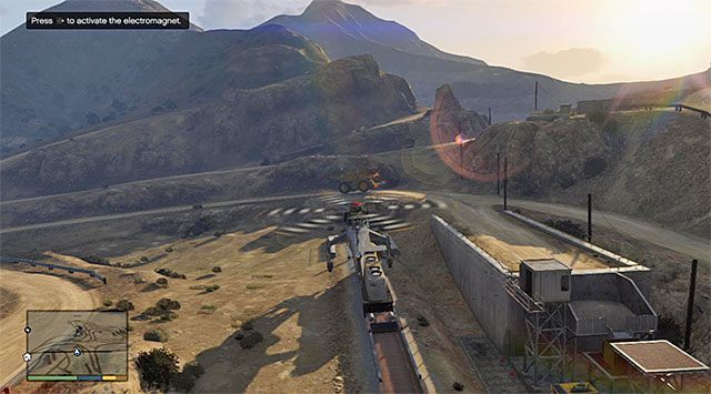 Przełącz się teraz na postać Trevora, który w międzyczasie wsiadł na pokład śmigłowca transportowego (Skylift) - GTA 5: Boczny tor - solucja - GTA 5 - poradnik do gry