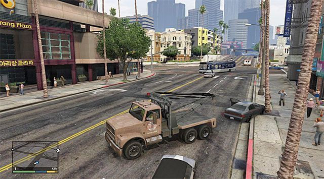 Z racji tego, że samochód uderzył w drzewo musisz zaczepić się jego tyłu - GTA 5: Ostatnia przysługa - solucja, nagrody, wyzwania - GTA 5 - poradnik do gry
