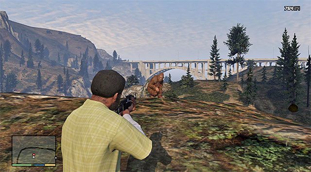 Pościg za bestią możesz dobiec końca w momencie trafienia w jej głowę (nie będzie to łatwe) lub przy pokazanym na dołączonym screenie klifie - GTA 5: Ostatni - solucja, nagrody, wyzwania - GTA 5 - poradnik do gry