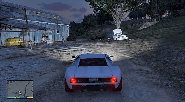 Więzień stojący przy zniszczonym radiowozie - GTA 5: Więzień 1, Przypadkowe zdarzenia - solucja - GTA 5 - poradnik do gry